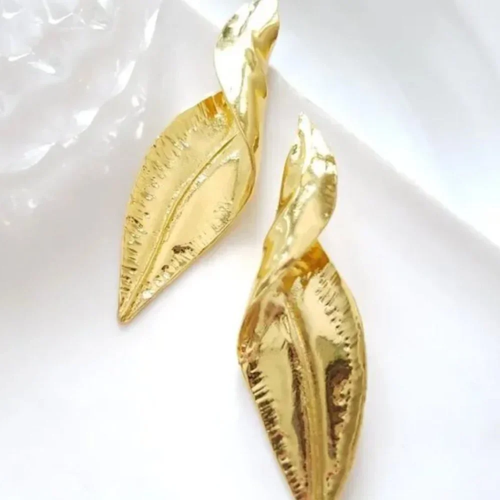✨Anthro Golden Twisted Leaf Earrings✨